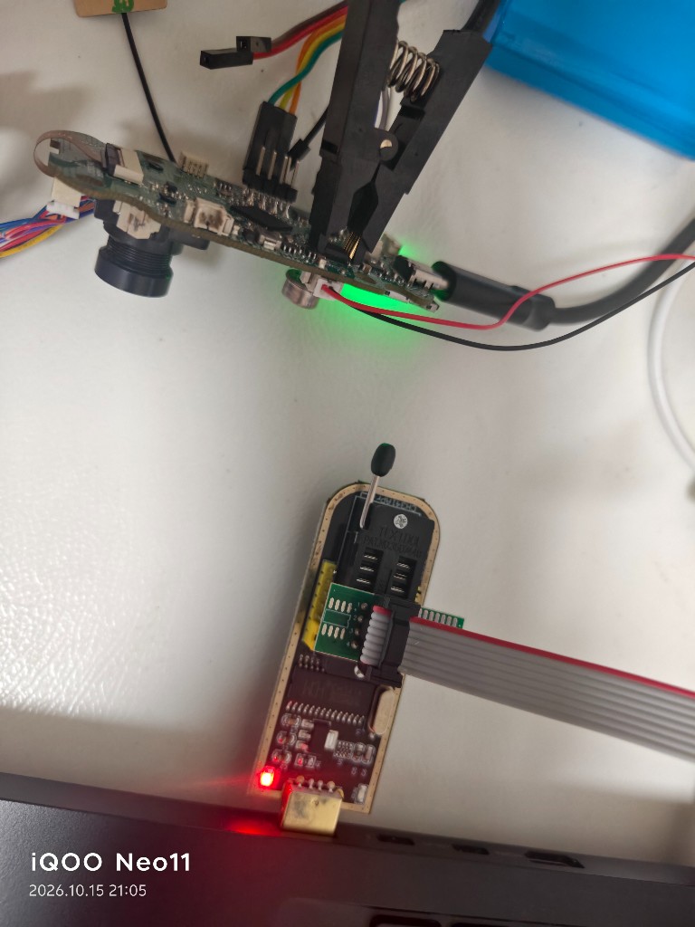 SOP-8 clip on the board NOR, CH341A plugged into the laptop, power LEDs lit